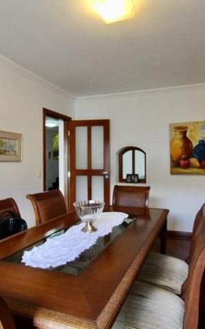 Casa à venda com 900m², 5 quartos e 3 vagas Casa à venda com 900m², 5 quartos e 3 vagasSala de Jantar