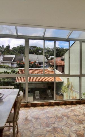 Casa à venda com 900m², 5 quartos e 3 vagas Casa à venda com 900m², 5 quartos e 3 vagasVaranda