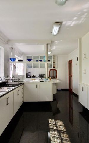 Casa à venda com 900m², 5 quartos e 3 vagas Casa à venda com 900m², 5 quartos e 3 vagasCozinha