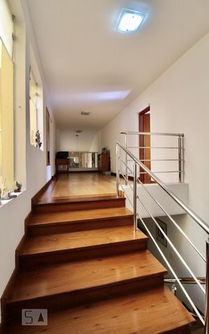 Casa à venda com 900m², 5 quartos e 3 vagas Casa à venda com 900m², 5 quartos e 3 vagasCorredor
