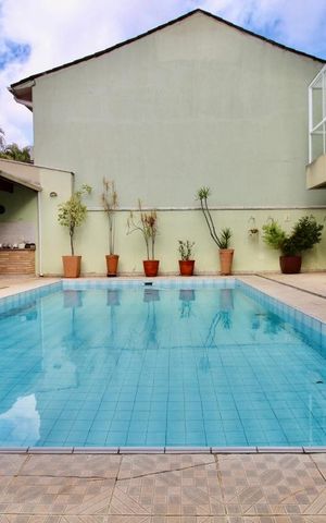 Casa à venda com 900m², 5 quartos e 3 vagas Casa à venda com 900m², 5 quartos e 3 vagasPiscina