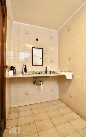 Casa à venda com 900m², 5 quartos e 3 vagas Casa à venda com 900m², 5 quartos e 3 vagasBanheiro de Serviço