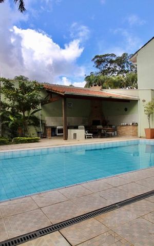 Casa à venda com 900m², 5 quartos e 3 vagas Casa à venda com 900m², 5 quartos e 3 vagasPiscina