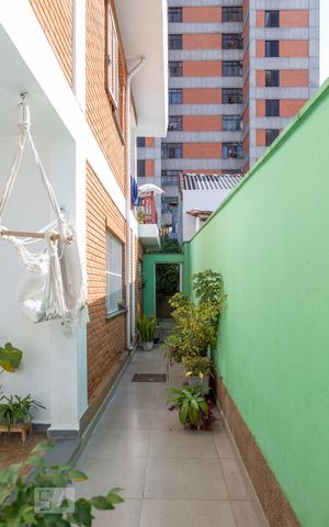 Casa à venda com 275m², 6 quartos e 4 vagas Casa à venda com 275m², 6 quartos e 4 vagasCorredor Externo