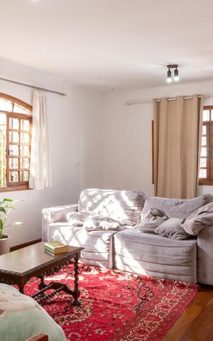 Casa à venda com 275m², 6 quartos e 4 vagas Casa à venda com 275m², 6 quartos e 4 vagasSala de Visita