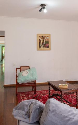 Casa à venda com 275m², 6 quartos e 4 vagas Casa à venda com 275m², 6 quartos e 4 vagasSala de Visita