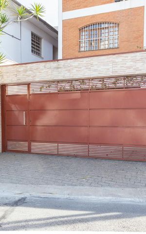 Casa à venda com 275m², 6 quartos e 4 vagas Casa à venda com 275m², 6 quartos e 4 vagasFachada