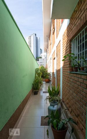 Casa à venda com 275m², 6 quartos e 4 vagas Casa à venda com 275m², 6 quartos e 4 vagasCorredor Externo