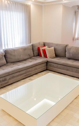 Apartamento à venda com 300m², 4 quartos e 4 vagas Apartamento à venda com 300m², 4 quartos e 4 vagasSofá