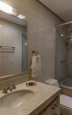 Apartamento à venda com 226m², 3 quartos e 2 vagas Apartamento à venda com 226m², 3 quartos e 2 vagasBanheiro da Suíte