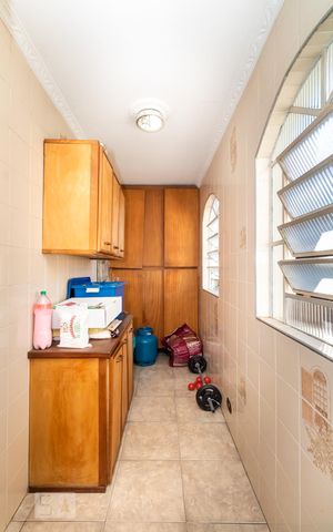 Casa à venda com 300m², 4 quartos e 6 vagas Casa à venda com 300m², 4 quartos e 6 vagasDispensa