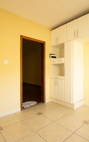 Casa à venda com 150m², 2 quartos e 2 vagas Casa à venda com 150m², 2 quartos e 2 vagascozinha
