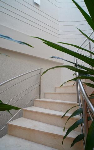 Casa à venda com 500m², 5 quartos e 5 vagasEscada para o segundo andar