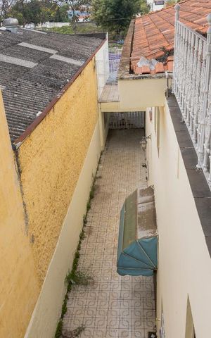 Casa à venda com 345m², 3 quartos e 3 vagas Casa à venda com 345m², 3 quartos e 3 vagasVista para baixo da casa