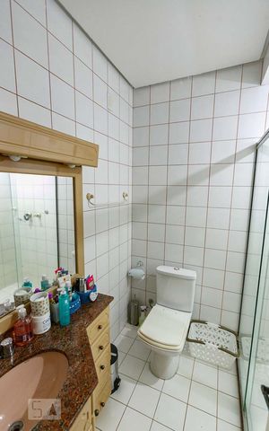Casa à venda com 1200m², 4 quartos e 5 vagas Casa à venda com 1200m², 4 quartos e 5 vagasBanheiro