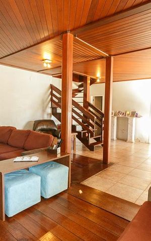 Casa à venda com 1200m², 4 quartos e 5 vagas Casa à venda com 1200m², 4 quartos e 5 vagasSala