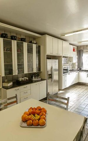 Casa à venda com 1200m², 4 quartos e 5 vagas Casa à venda com 1200m², 4 quartos e 5 vagasCozinha
