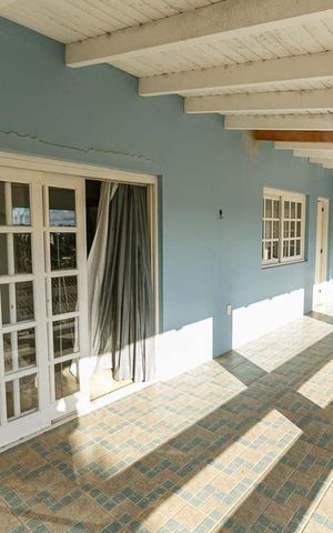 Casa à venda com 1200m², 4 quartos e 5 vagas Casa à venda com 1200m², 4 quartos e 5 vagasSacada