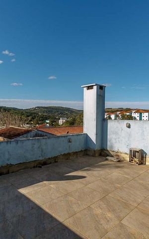 Casa à venda com 1200m², 4 quartos e 5 vagas Casa à venda com 1200m², 4 quartos e 5 vagasTerraço