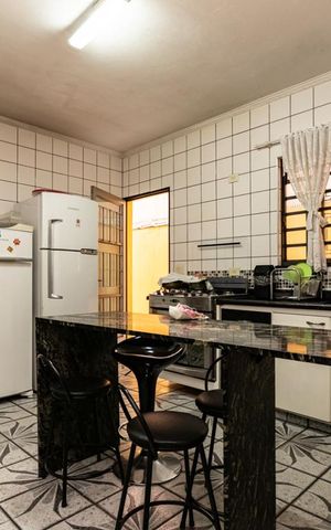 Casa à venda com 170m², 2 quartos e 2 vagas Casa à venda com 170m², 2 quartos e 2 vagasCozinha