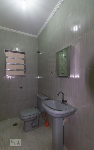 Casa à venda com 256m², 3 quartos e 2 vagas Casa à venda com 256m², 3 quartos e 2 vagasEdícula/Banheiro
