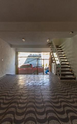Casa à venda com 256m², 3 quartos e 2 vagas Casa à venda com 256m², 3 quartos e 2 vagasGaragem