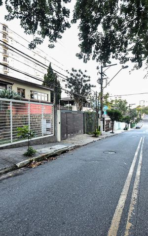 Casa para alugar com 550m², 4 quartos e 6 vagasFachada