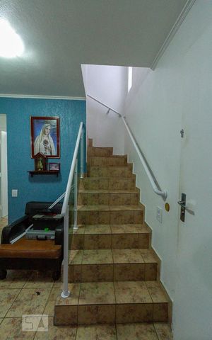 Casa à venda com 172m², 3 quartos e 2 vagasEscada