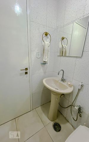 Casa à venda com 215m², 3 quartos e 3 vagasBanheiro Quarto 2