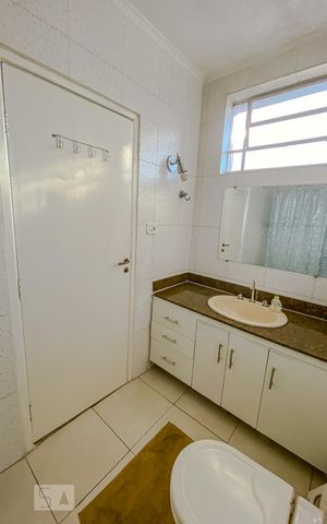 Casa à venda com 215m², 3 quartos e 3 vagasBanheiro da Suite