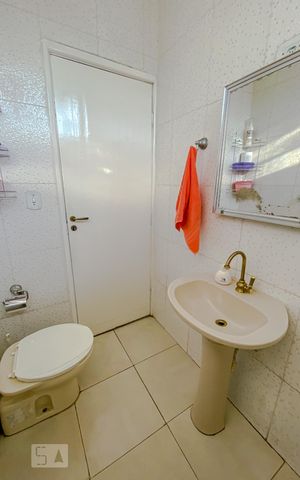 Casa à venda com 215m², 3 quartos e 3 vagasBanheiro