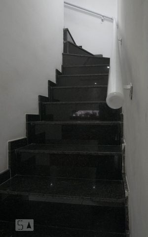 Casa de condomínio à venda com 92m², 2 quartos e 1 vaga Casa de condomínio à venda com 92m², 2 quartos e 1 vagaEscada