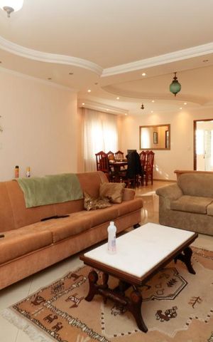 Casa à venda com 200m², 4 quartos e 3 vagas Casa à venda com 200m², 4 quartos e 3 vagasSala