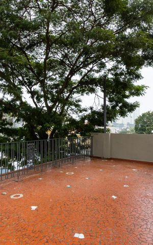 Casa à venda com 380m², 2 quartos e 3 vagas Casa à venda com 380m², 2 quartos e 3 vagasVaranda