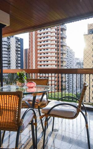 Apartamento à venda com 300m², 4 quartos e 4 vagas Apartamento à venda com 300m², 4 quartos e 4 vagasVaranda 1