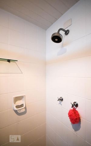 Apartamento à venda com 300m², 4 quartos e 4 vagas Apartamento à venda com 300m², 4 quartos e 4 vagasChuveiro do banheiro da suíte 2