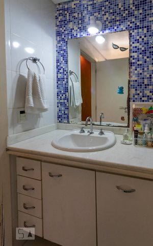 Apartamento à venda com 183m², 4 quartos e 3 vagas Apartamento à venda com 183m², 4 quartos e 3 vagasBanheiro da Suíte 2