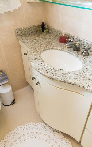 Casa à venda com 165m², 3 quartos e 2 vagasBanheiro 