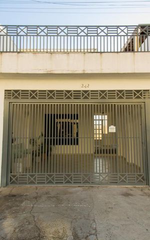 Casa à venda com 165m², 3 quartos e 2 vagasFachada 