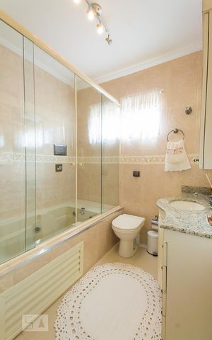 Casa à venda com 165m², 3 quartos e 2 vagasBanheiro 