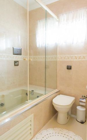Casa à venda com 165m², 3 quartos e 2 vagasBanheiro 