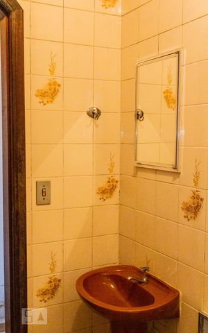Casa à venda com 204m², 4 quartos e 2 vagas Casa à venda com 204m², 4 quartos e 2 vagasBanheiro da Edícula