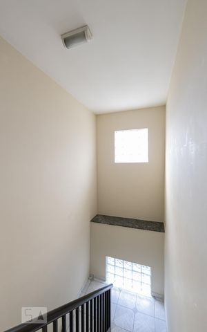 Casa de condomínio à venda com 90m², 1 quarto e 1 vaga Casa de condomínio à venda com 90m², 1 quarto e 1 vagaEscada