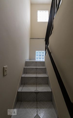 Casa de condomínio à venda com 90m², 1 quarto e 1 vaga Casa de condomínio à venda com 90m², 1 quarto e 1 vagaEscada