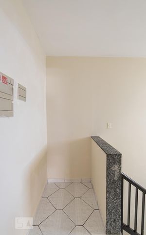 Casa de condomínio à venda com 90m², 1 quarto e 1 vaga Casa de condomínio à venda com 90m², 1 quarto e 1 vagaEscada