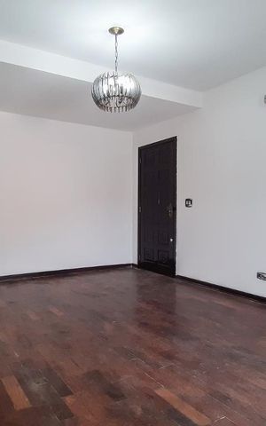 Casa à venda com 130m², 2 quartos e 2 vagas Casa à venda com 130m², 2 quartos e 2 vagasSala