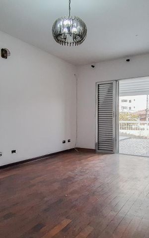 Casa à venda com 130m², 2 quartos e 2 vagas Casa à venda com 130m², 2 quartos e 2 vagasSala