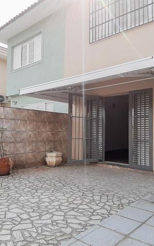 Casa à venda com 130m², 2 quartos e 2 vagas Casa à venda com 130m², 2 quartos e 2 vagasVaranda