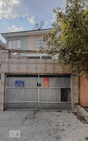 Casa à venda com 130m², 2 quartos e 2 vagas Casa à venda com 130m², 2 quartos e 2 vagasFachada