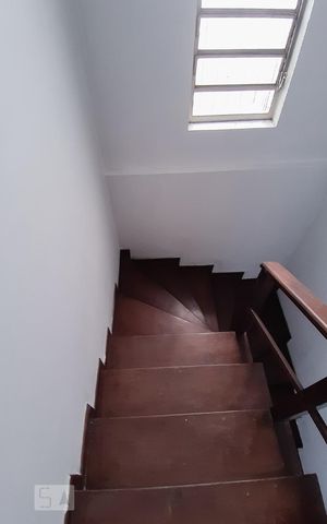 Casa à venda com 130m², 2 quartos e 2 vagas Casa à venda com 130m², 2 quartos e 2 vagasEscadas